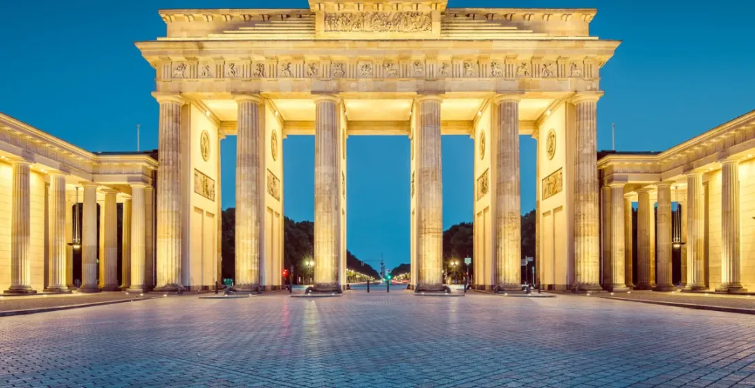 The Brandenburg Gate in Berlin at night.