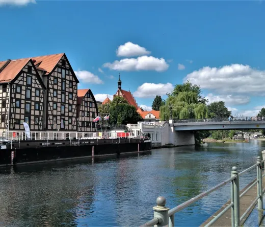 Pejzaż miejski Bydgoszczy z rzeką i architekturą.