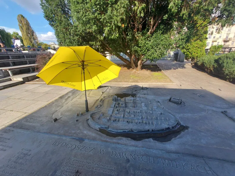 Model historycznej Bydgoszczy w parku.