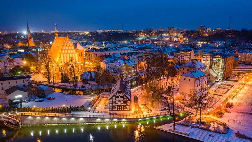 Urzekający widok nocnej Ostródy zimą.