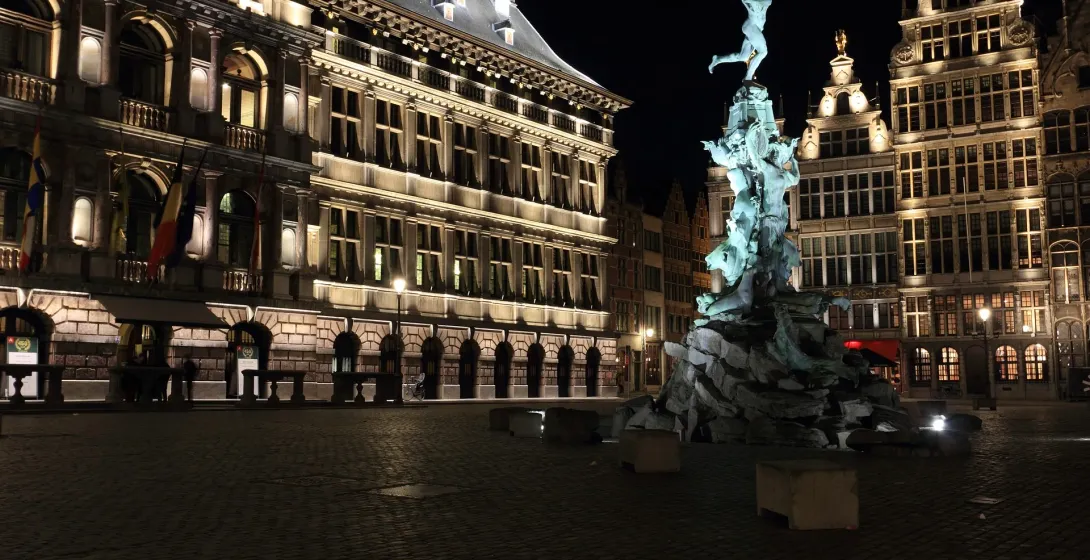 Night view of Antwerp's Grote Markt with the Brabo Fountain.