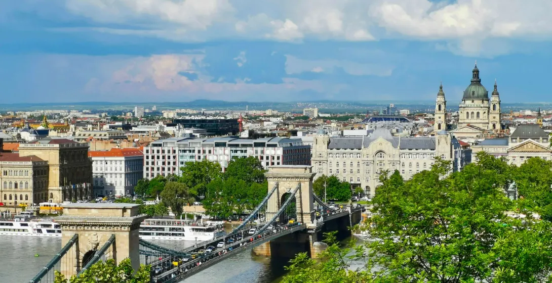 Panoramic view of Budapest's Chain Bridge and St. Stephen's Basilica.