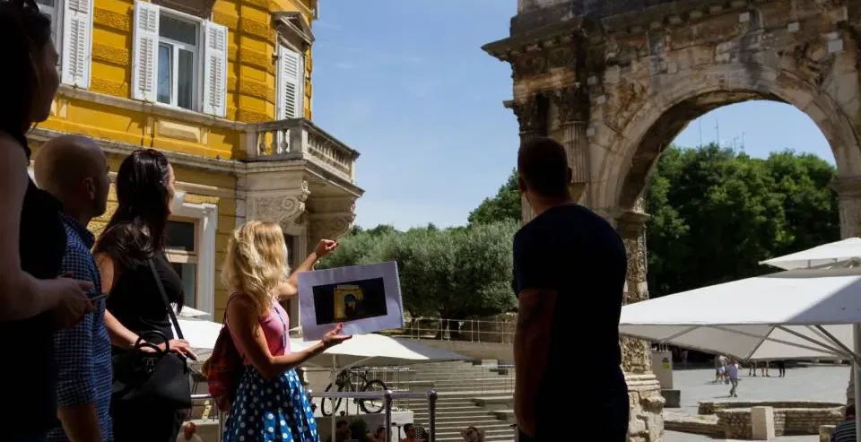 Guided tour in Pula, Croatia, showcasing the Roman Arch of the Sergii.