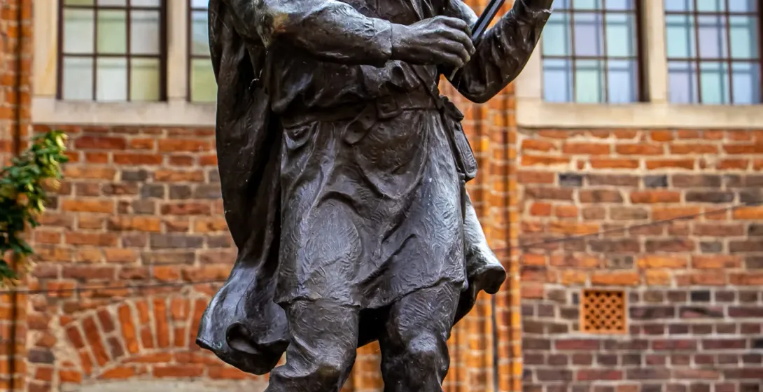 Bronze statue of a fiddler in Toruń's Old Town, Germany.