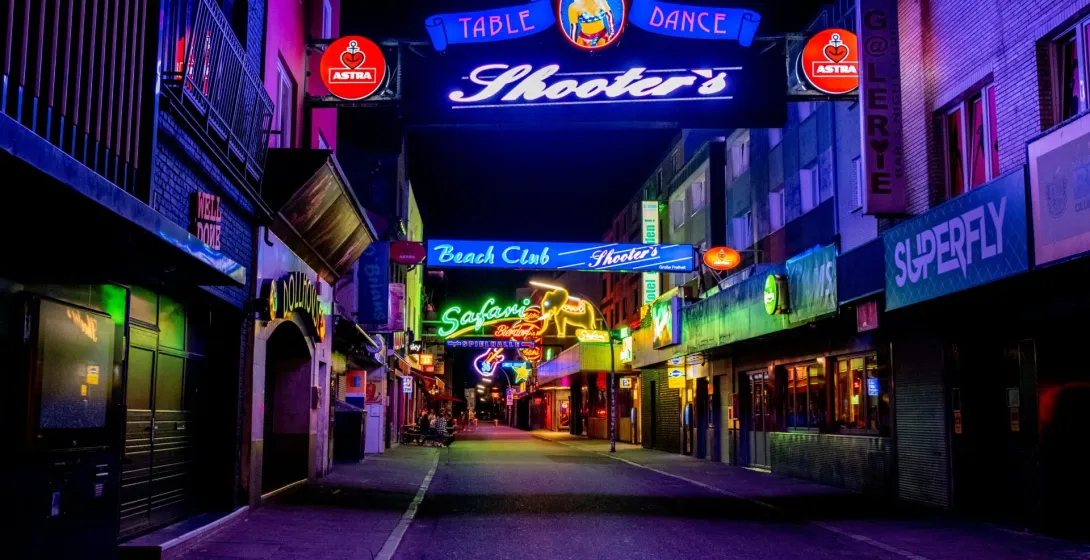 Vibrant nightlife scene on a Hamburg street at night.