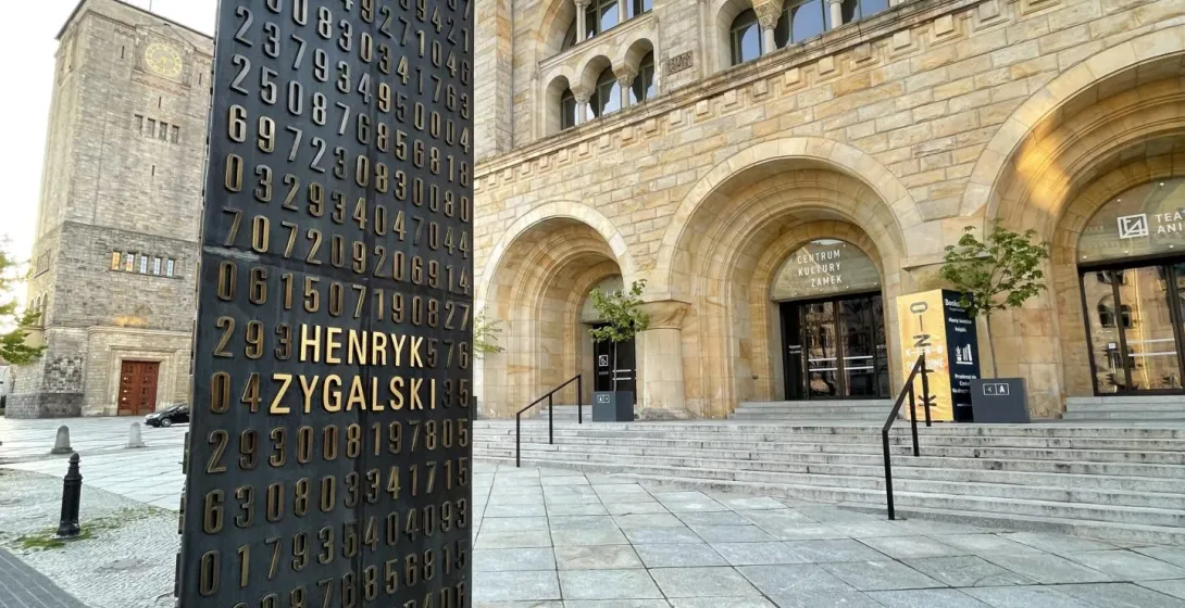 Free Walkative! tour in Poznan, Poland, featuring a monument to Henryk Zygalski in front of the Centrum Kultury Zamek.