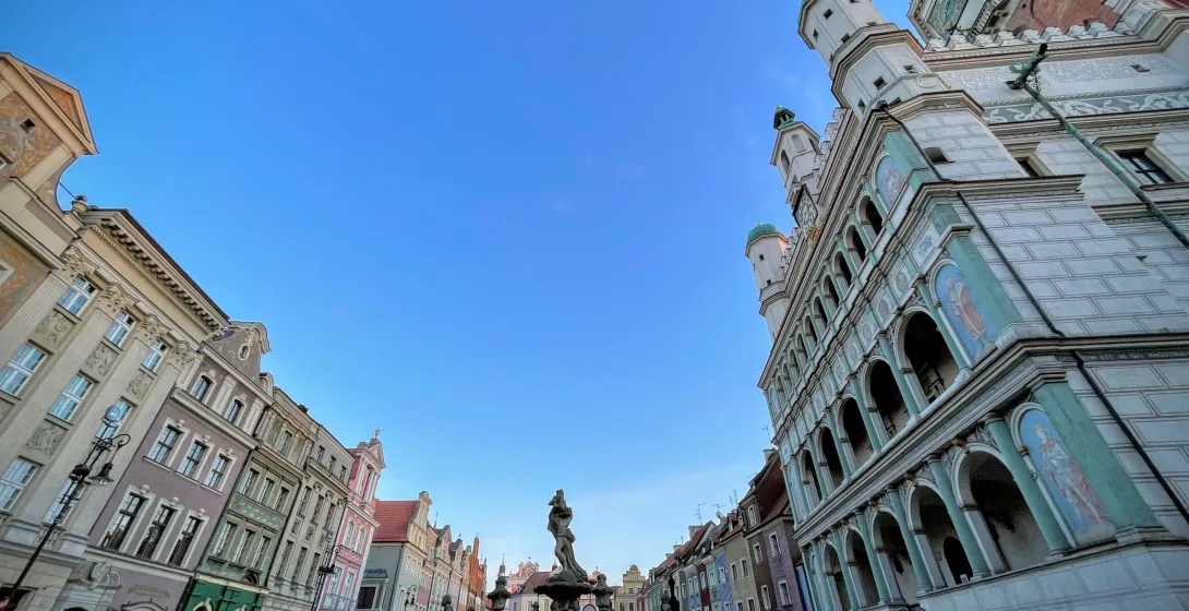 Free Walkative! Tour in Wrocław's Old Town, featuring a beautiful fountain and colorful buildings.