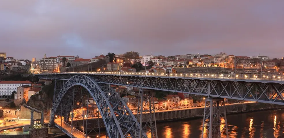 Dom Luís I Bridge in Porto at twilight