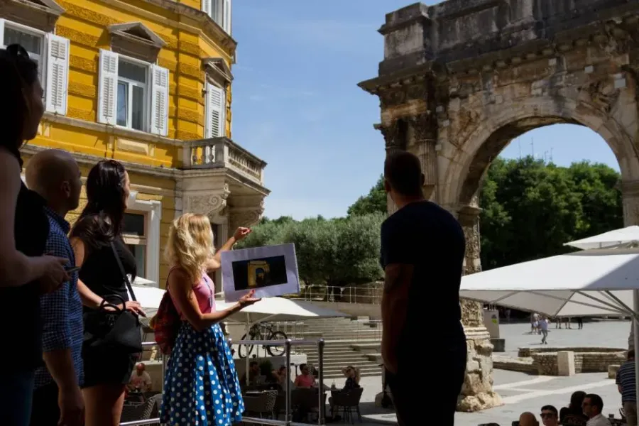 Guided tour in Pula, Croatia, showcasing the Roman Arch of the Sergii.